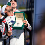 Felipe Nasr a győztesnek járó Rolex karórával