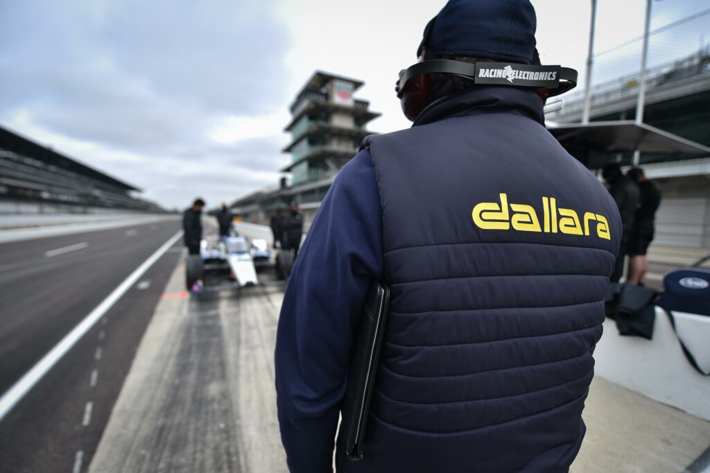 A Dallara szakembere figyeli a történéseket