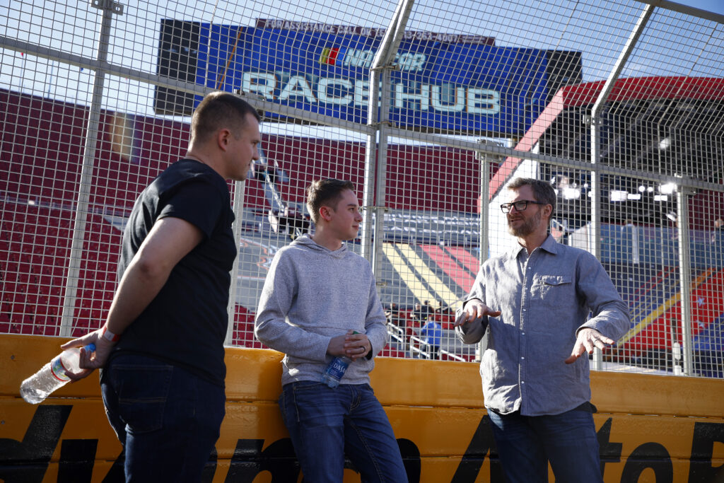 Dale Earnhardt Jr. nem csak vezette az autókat, de sokat beszélgetett a versenyzőkkel is