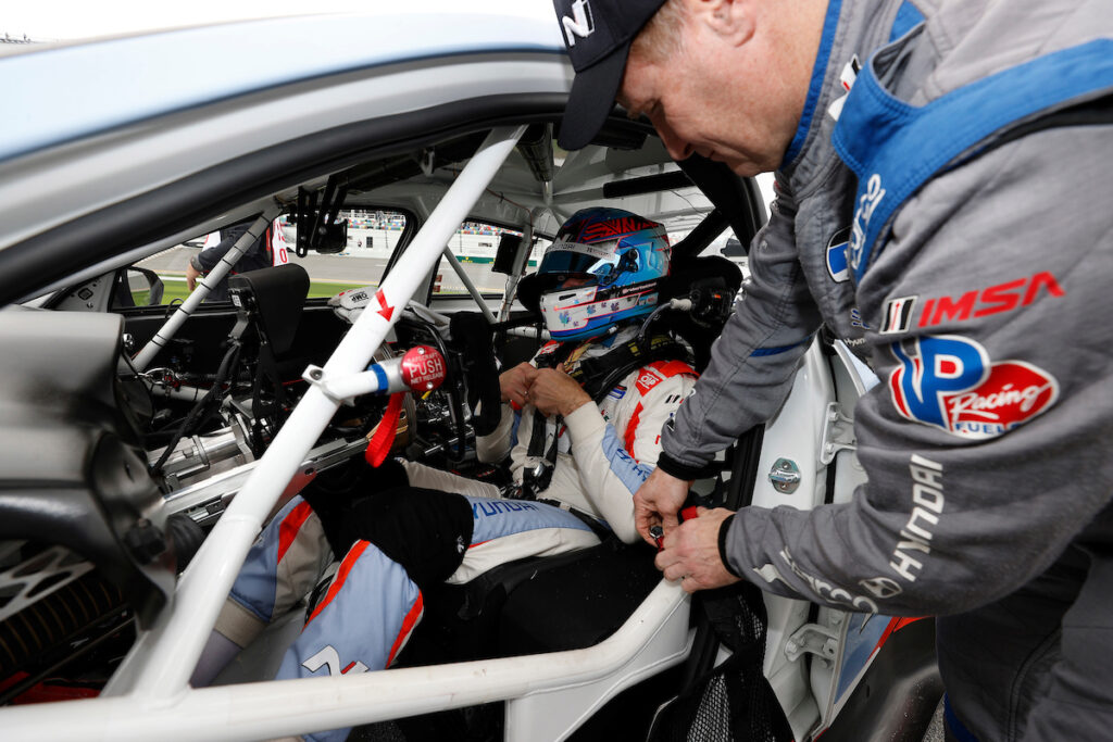 Robert Wickens kényelmesen ül a Bryan Herta Autosport Hyundai Elantra N TCR-jében 