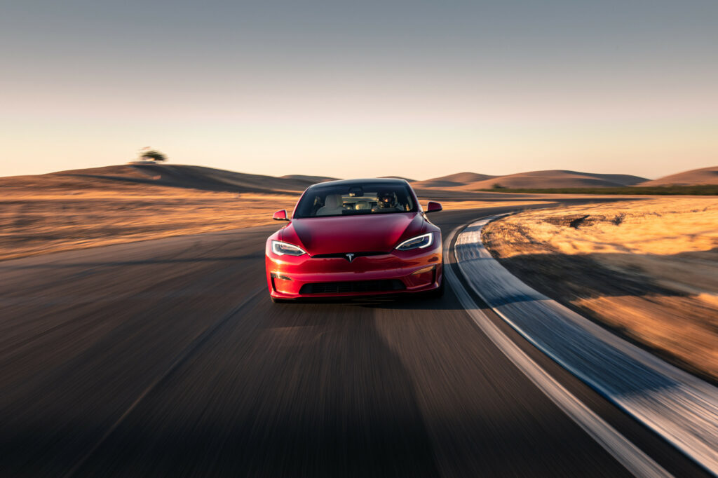 A Tesla izomautója, a Model S Plaid