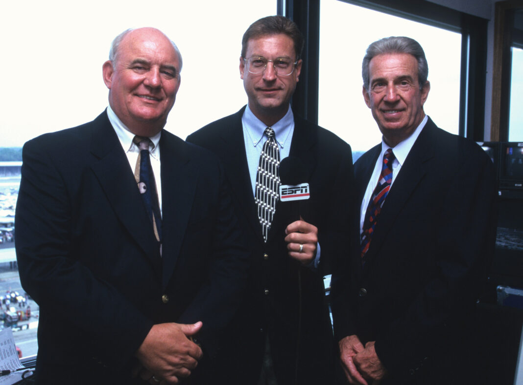 Bob Jenkins középen, mellette a NASCAR két legendás alakja; balra Benny Parsons, jobbra Ned Jarett