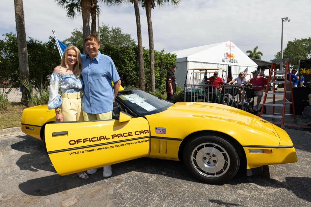 Tetiana és Mark Pieloch pózolnak az 1986-os Chevrolet Corvette Indianapolis 500 Pace Car kabriójával a West Palm Beach-i Barrett-Jackson árverésen.