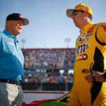 Joe Gibbs (balra) és Kyle Busch beszélget egy NASCAR versenyen