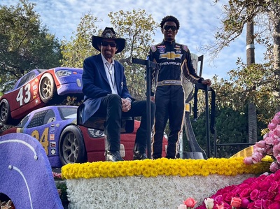 A NASCAR virágos autója, valamint Richard Petty és Rajah Caruth