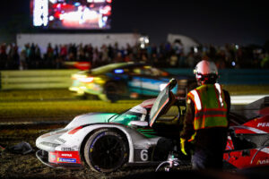 #6: Porsche Penske Motorsports, Porsche 963, GTP: Mathieu Jaminet, Nick Tandy, Dane Cameron, Crash