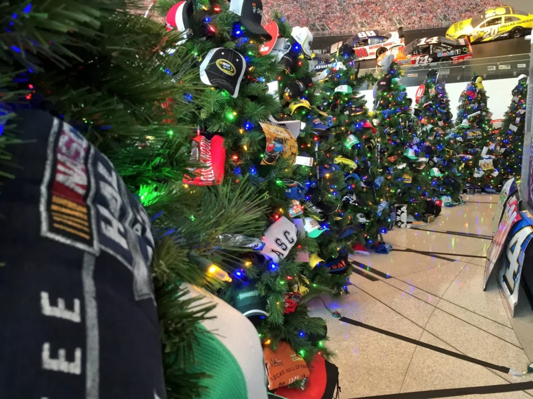 NASCAR Hall of Fame, Christmast tree, 2016
